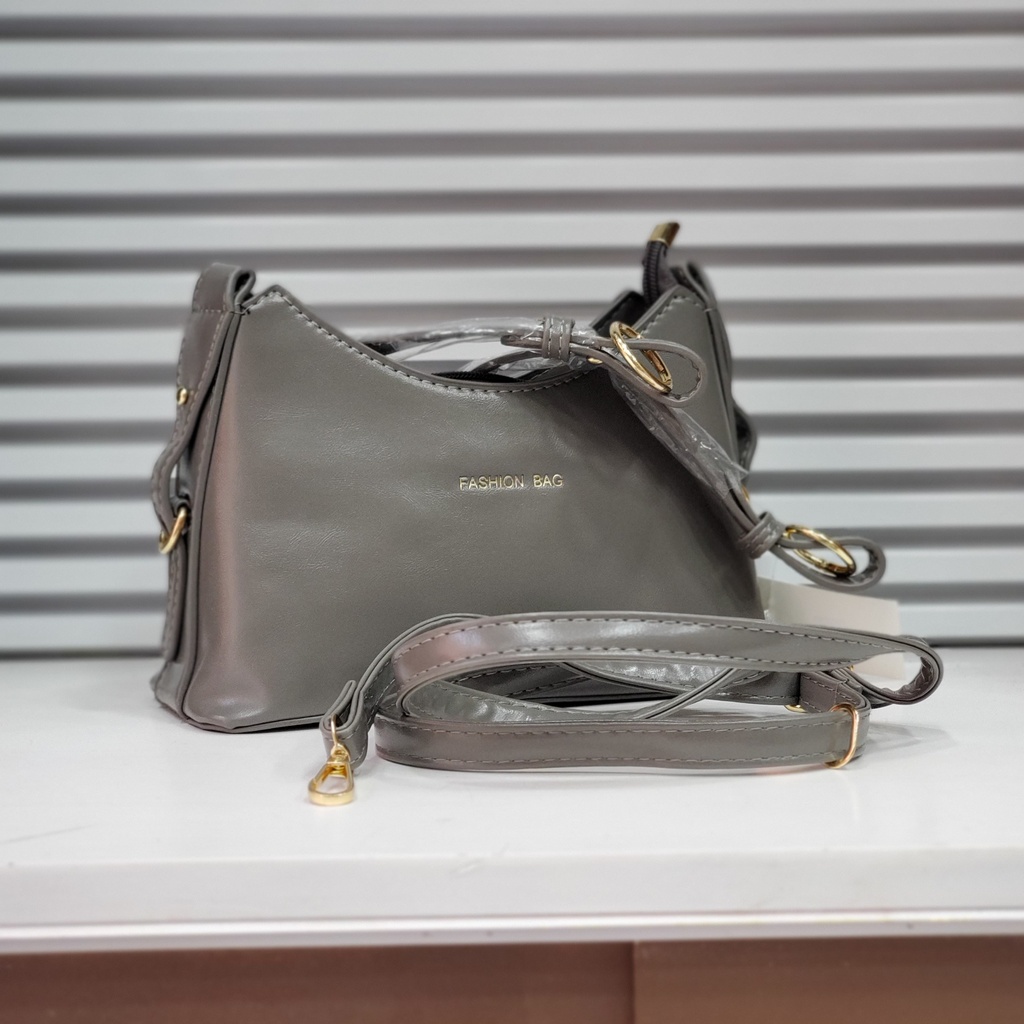 حقيبة جلد شبابية