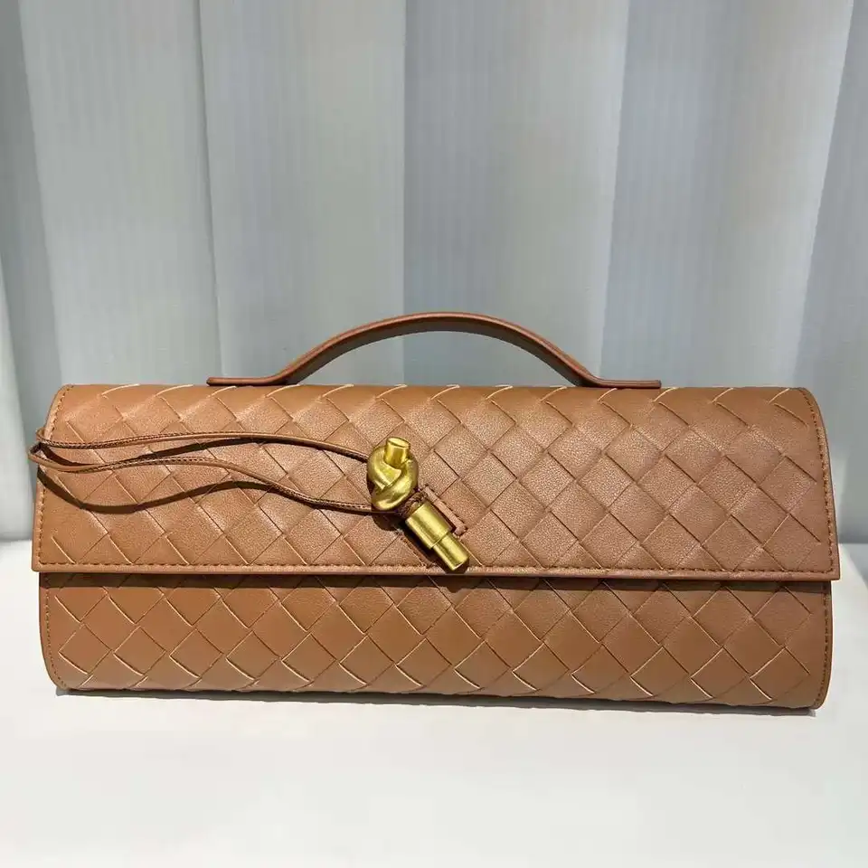 حقيبة جلد شبابية