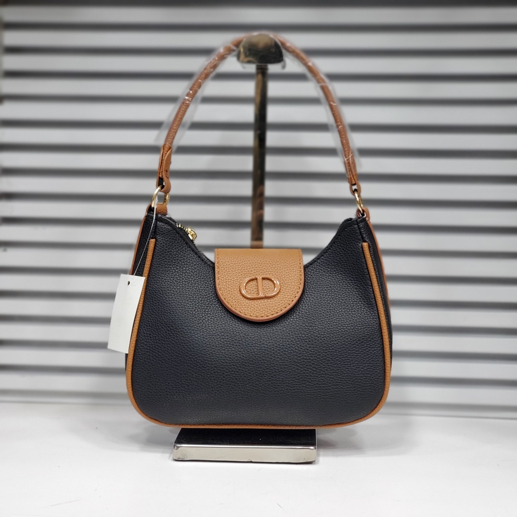 حقيبة جلد شبابية