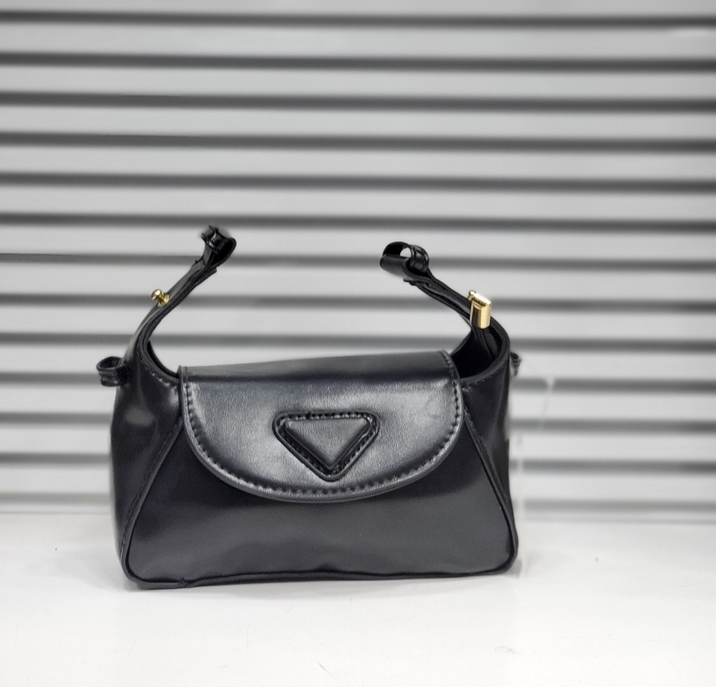 حقيبة جلد شبابية