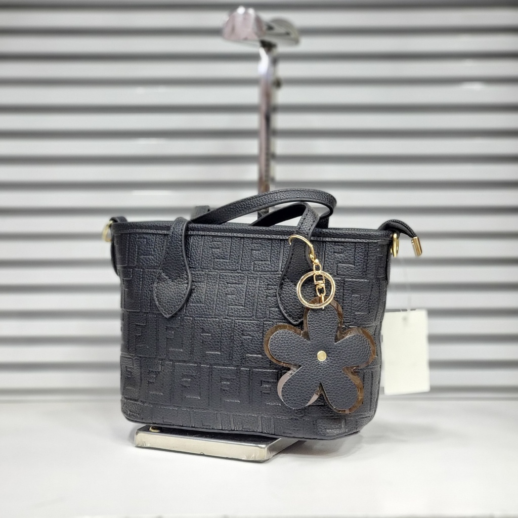 حقيبة جلد شبابية