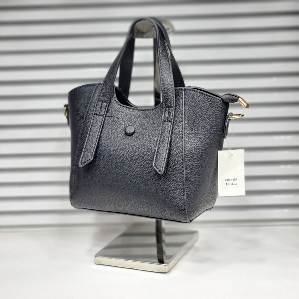 حقيبة جلد شبابية