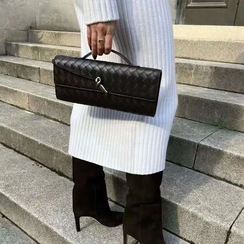 حقيبة جلد شبابية