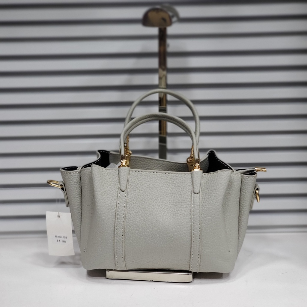 حقيبة جلد شبابية