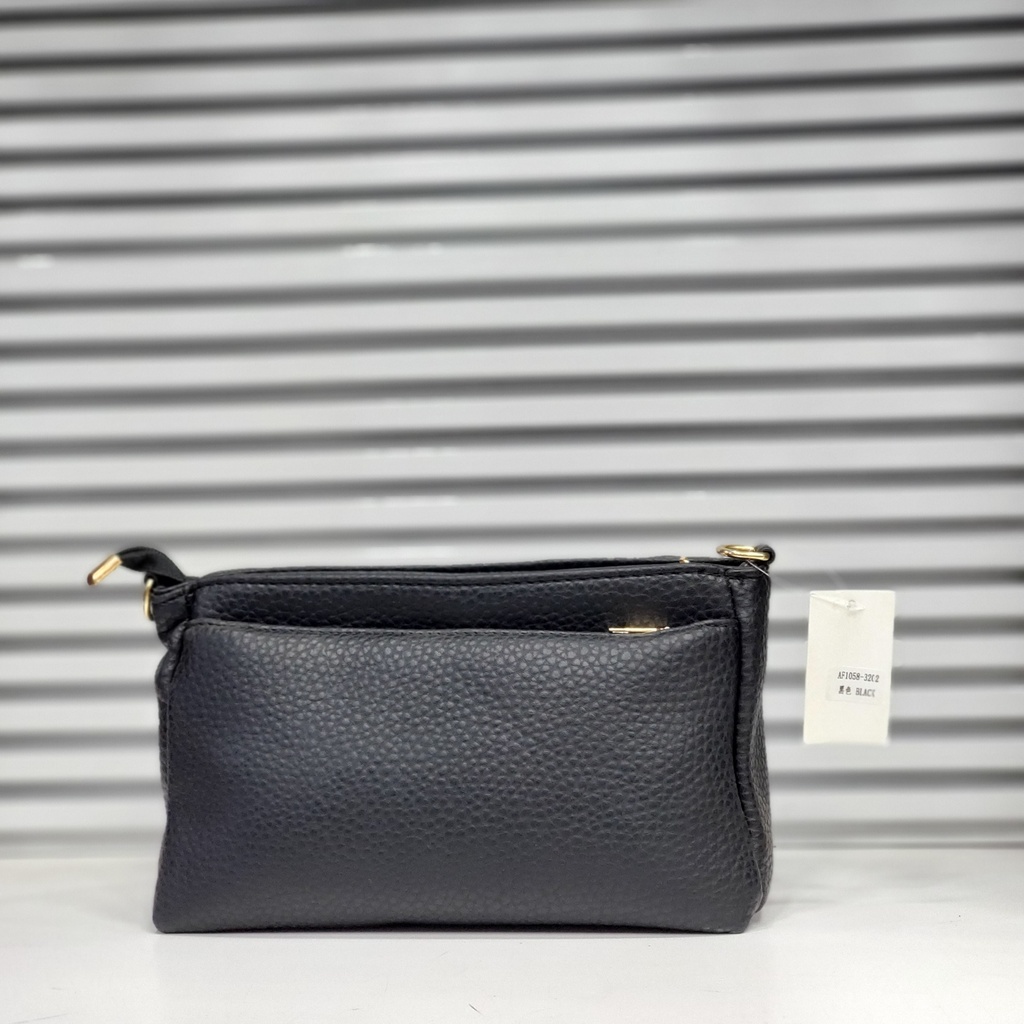 حقيبة جلد شبابية