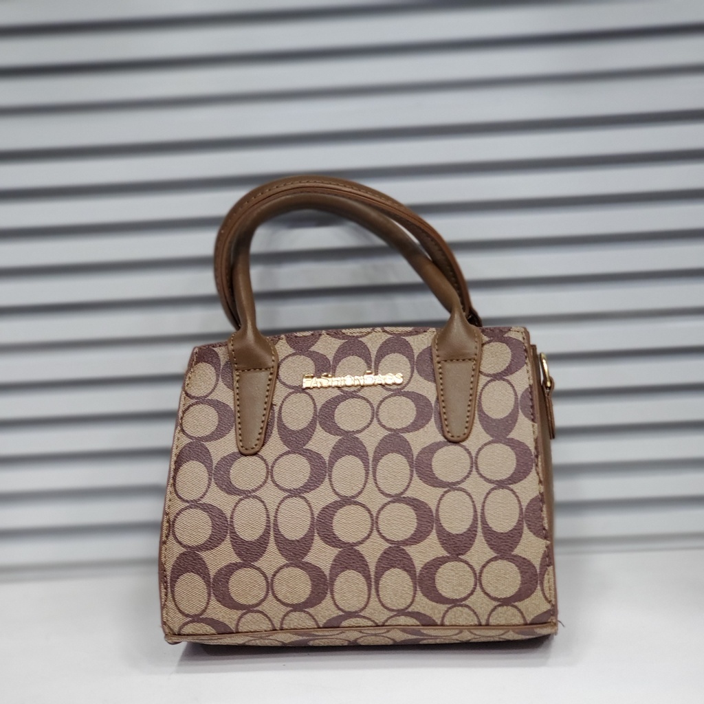 حقيبة جلد شبابية