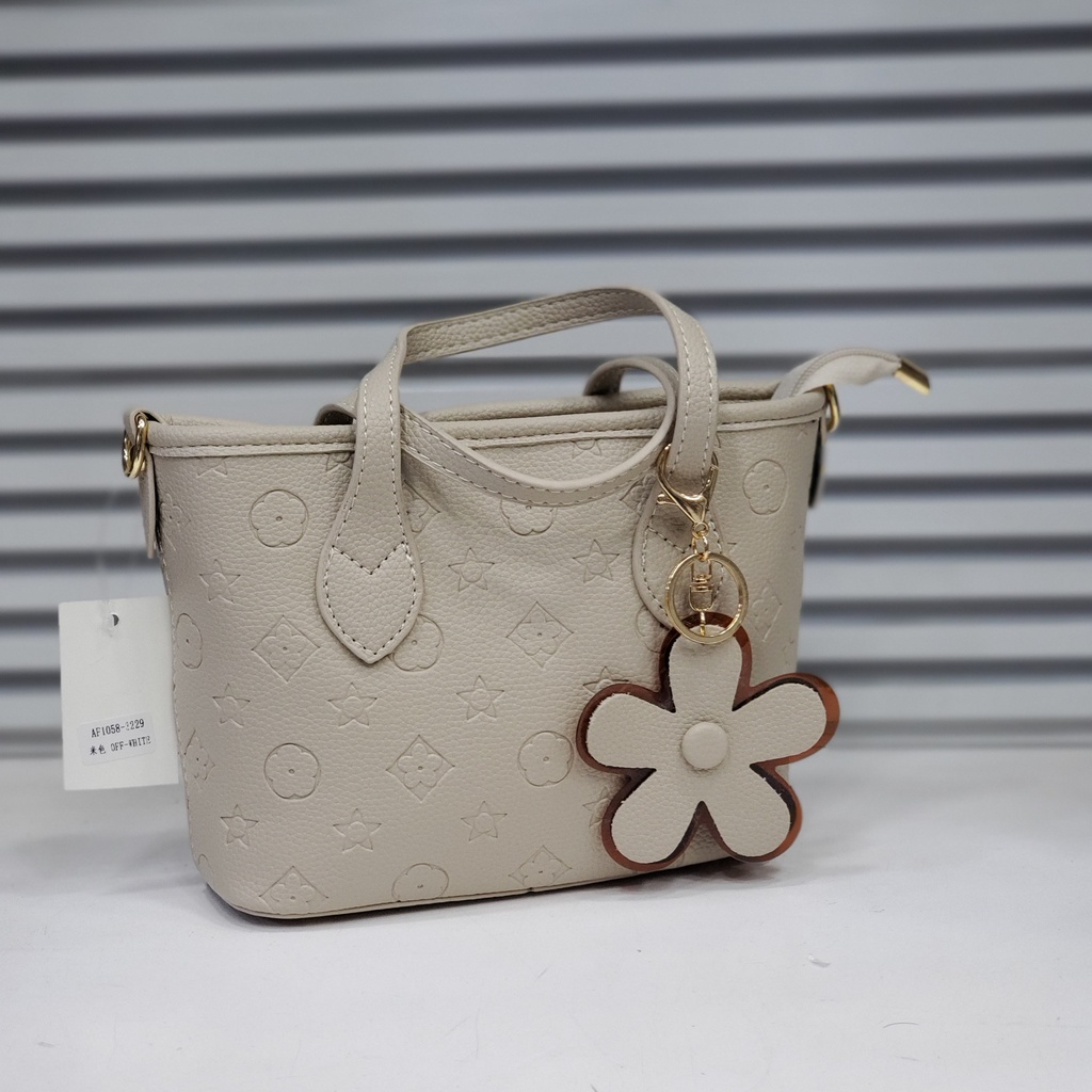 حقيبة جلد شبابية