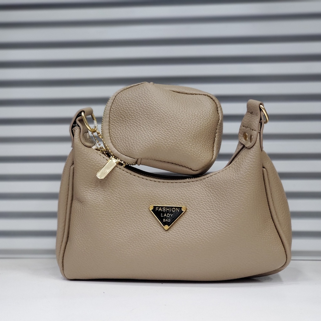 حقيبة جلد شبابية