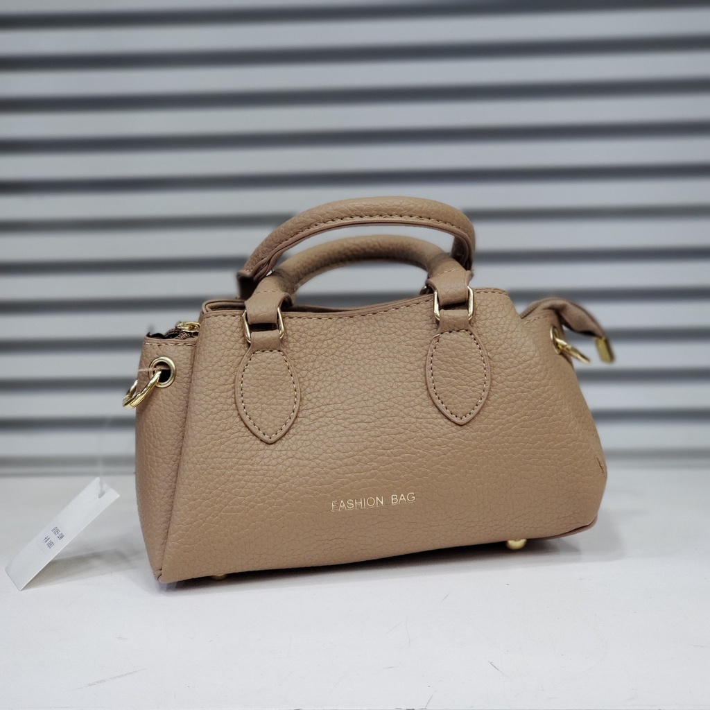 حقيبة جلد شبابية