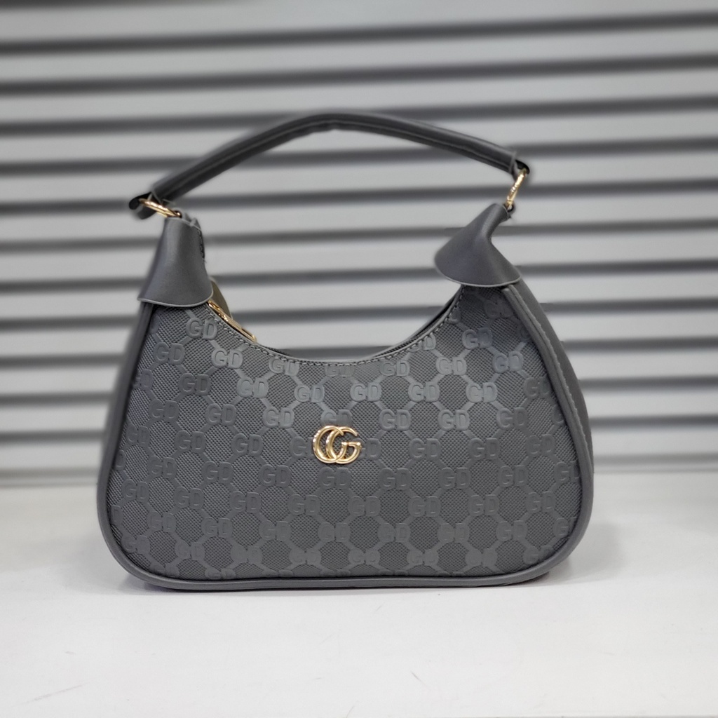 حقيبة جلد شبابية