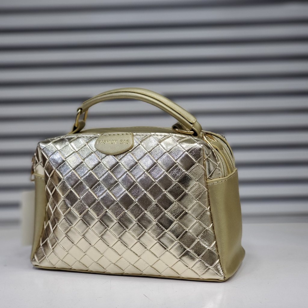 حقيبة جلد شبابية