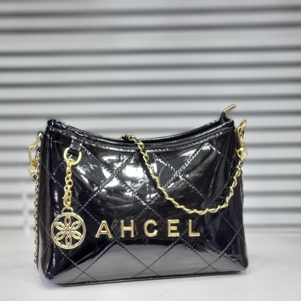 حقيبة جلد شبابية