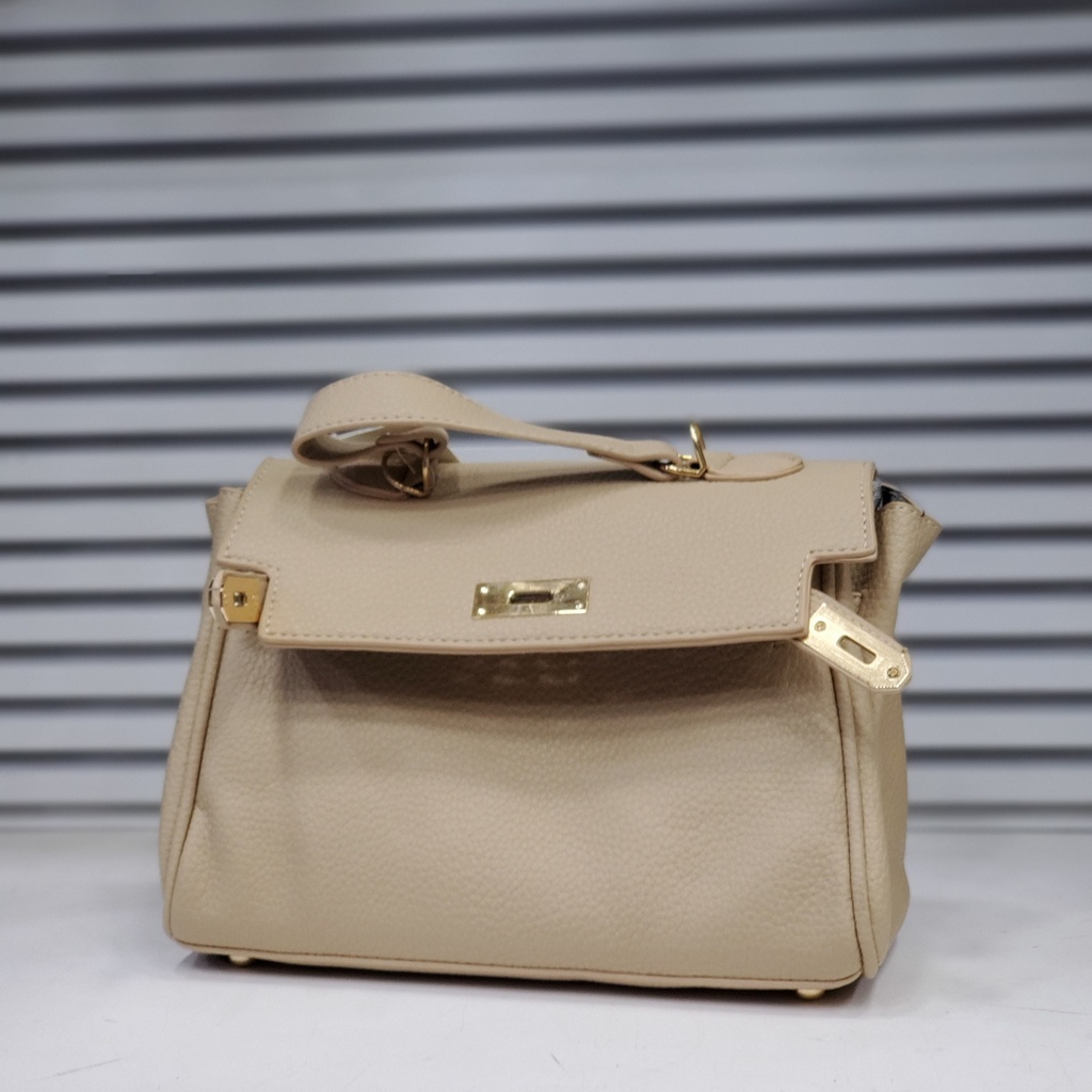 حقيبة جلد شبابية