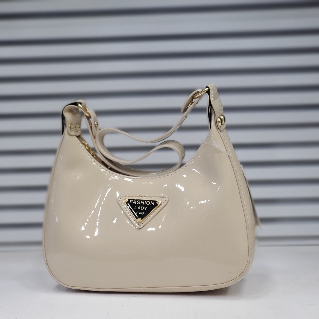 حقيبة جلد شبابية