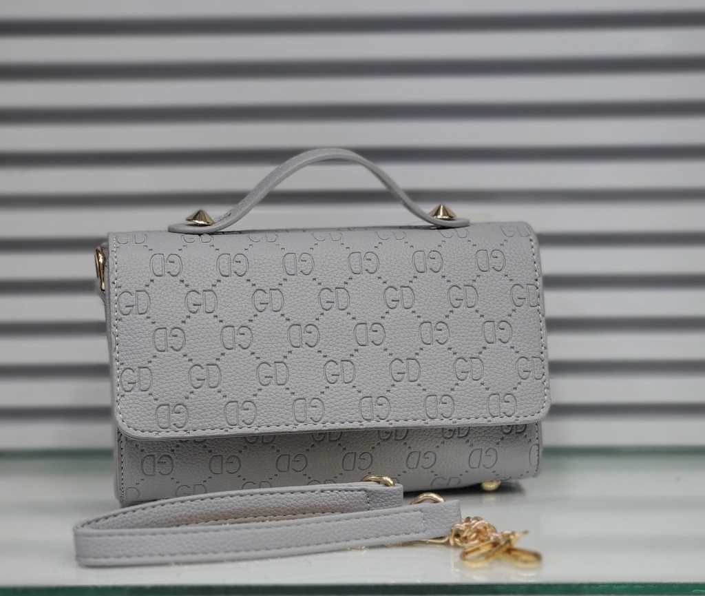 حقيبة جلد شبابية