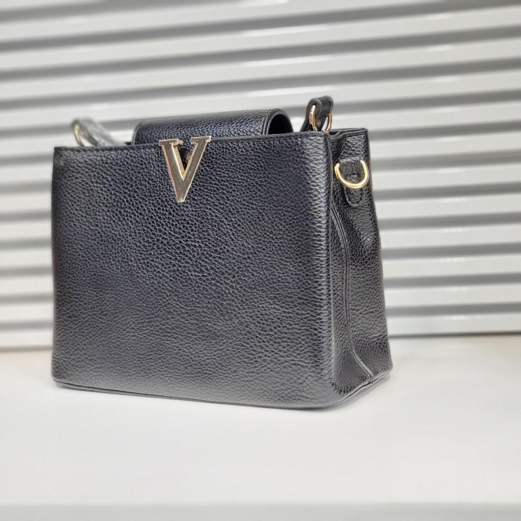 حقيبة جلد شبابية