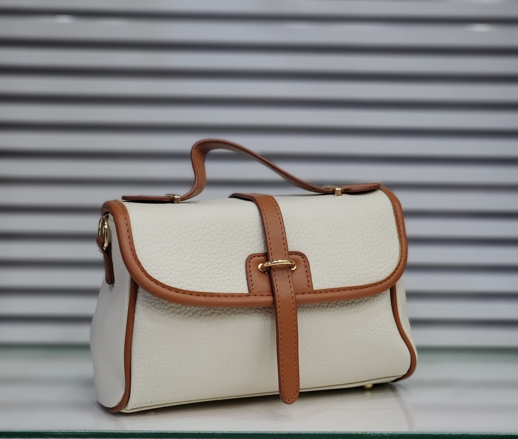 حقيبة جلد شبابية