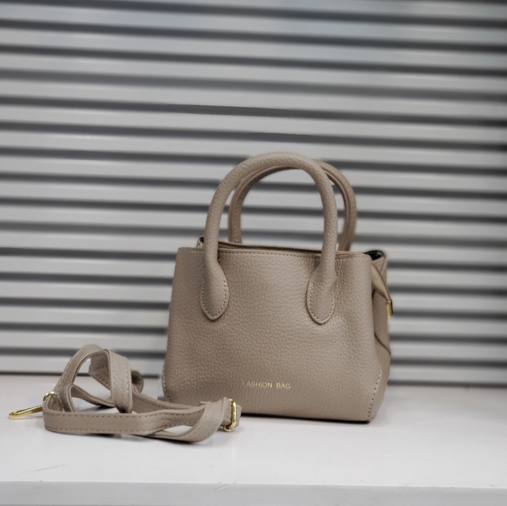 حقيبة جلد شبابية