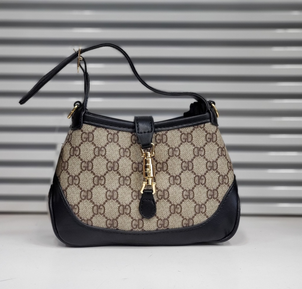 حقيبة جلد شبابية