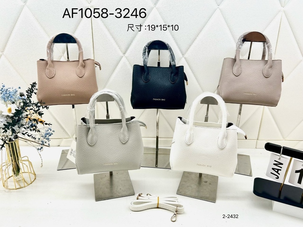 حقيبة جلد شبابية