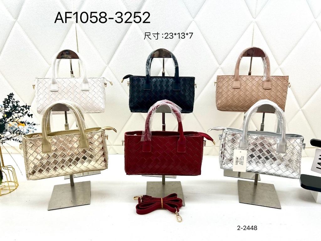 حقيبة جلد شبابية