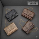 حقيبة جلد شبابية